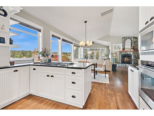 135 MIDDLECREST Rd, Lake Oswego, OR 97034