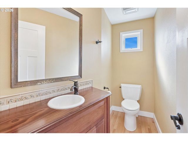 135 MIDDLECREST Rd, Lake Oswego, OR 97034