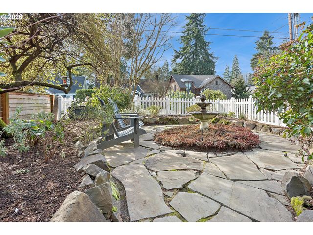 135 MIDDLECREST Rd, Lake Oswego, OR 97034