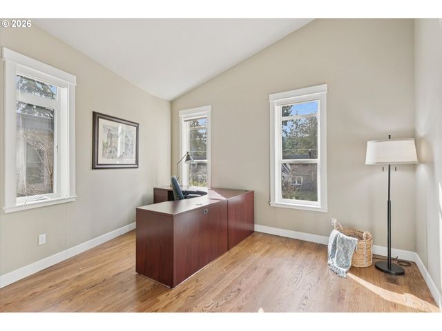 135 MIDDLECREST Rd, Lake Oswego, OR 97034