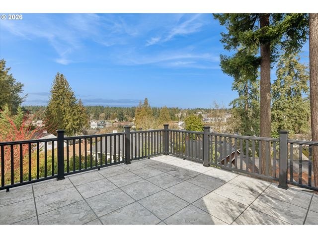 135 MIDDLECREST Rd, Lake Oswego, OR 97034
