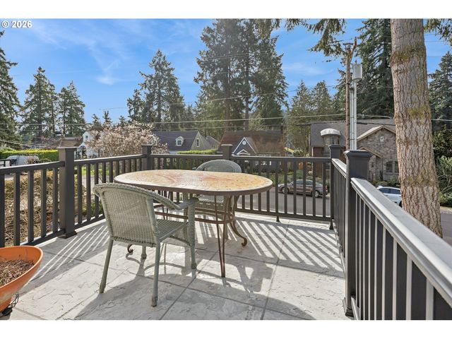 135 MIDDLECREST Rd, Lake Oswego, OR 97034