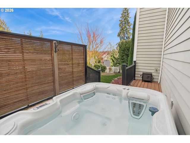 135 MIDDLECREST Rd, Lake Oswego, OR 97034