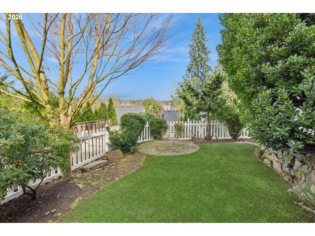 135 MIDDLECREST Rd, Lake Oswego, OR 97034