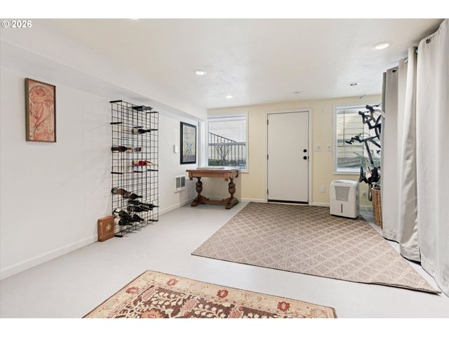 135 MIDDLECREST Rd, Lake Oswego, OR 97034