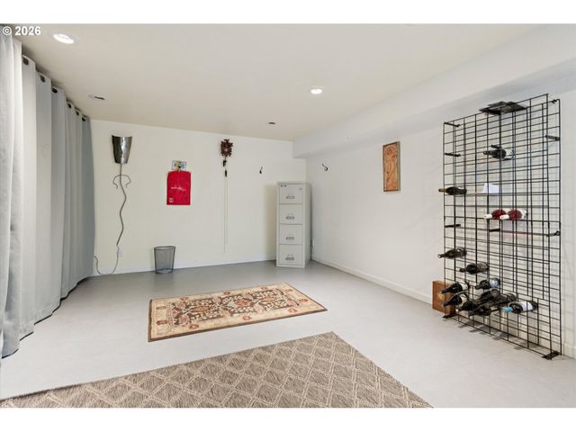 135 MIDDLECREST Rd, Lake Oswego, OR 97034