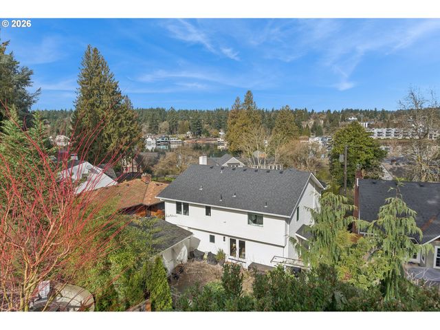 135 MIDDLECREST Rd, Lake Oswego, OR 97034