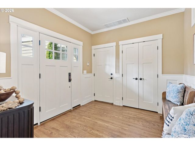 135 MIDDLECREST Rd, Lake Oswego, OR 97034