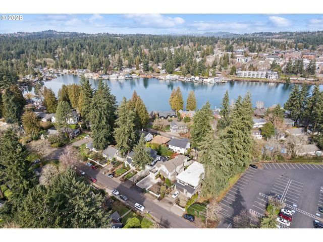 135 MIDDLECREST Rd, Lake Oswego, OR 97034