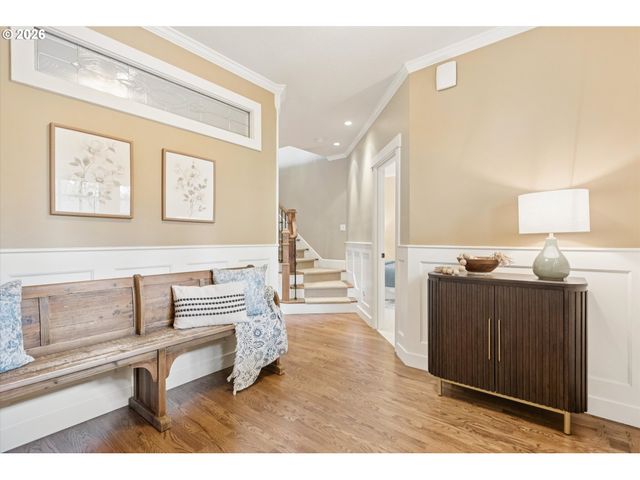 135 MIDDLECREST Rd, Lake Oswego, OR 97034