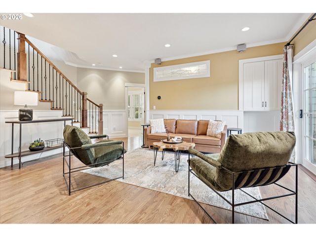 135 MIDDLECREST Rd, Lake Oswego, OR 97034