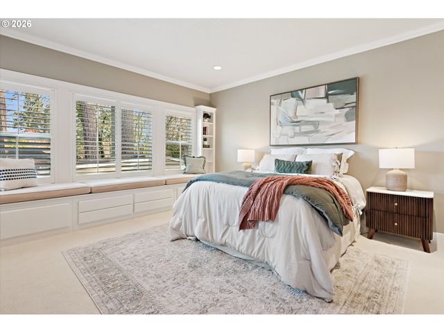 135 MIDDLECREST Rd, Lake Oswego, OR 97034