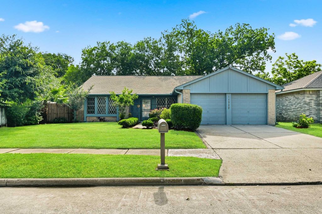 11322 Yorklyn Drive, Houston, TX 77066