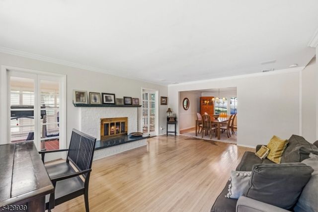 12 Wildwood Dr, North Caldwell Boro, NJ 07006