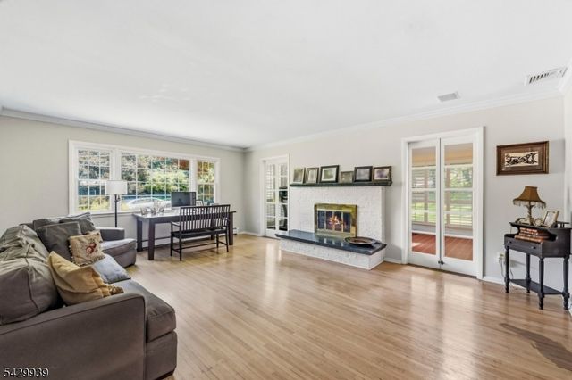 12 Wildwood Dr, North Caldwell Boro, NJ 07006