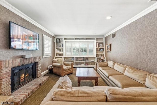 12 Wildwood Dr, North Caldwell Boro, NJ 07006
