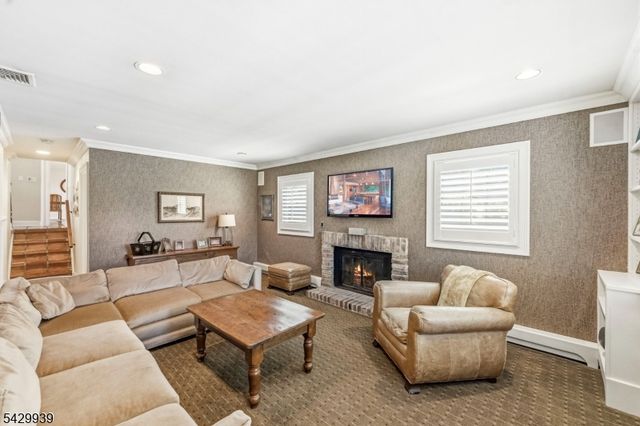 12 Wildwood Dr, North Caldwell Boro, NJ 07006