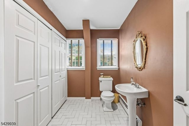 12 Wildwood Dr, North Caldwell Boro, NJ 07006