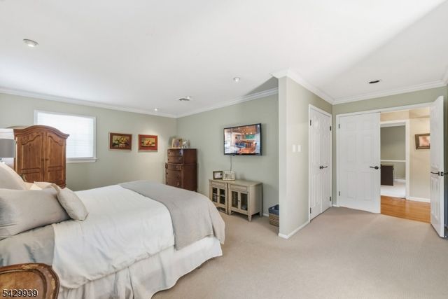 12 Wildwood Dr, North Caldwell Boro, NJ 07006