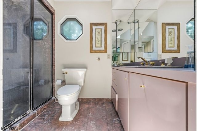 12 Wildwood Dr, North Caldwell Boro, NJ 07006