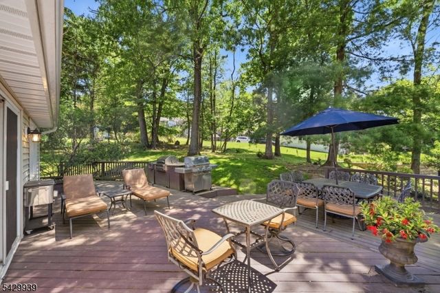 12 Wildwood Dr, North Caldwell Boro, NJ 07006
