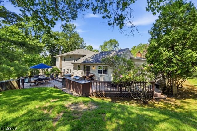 12 Wildwood Dr, North Caldwell Boro, NJ 07006