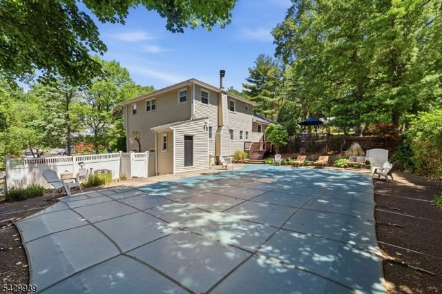 12 Wildwood Dr, North Caldwell Boro, NJ 07006