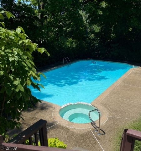 12 Wildwood Dr, North Caldwell Boro, NJ 07006