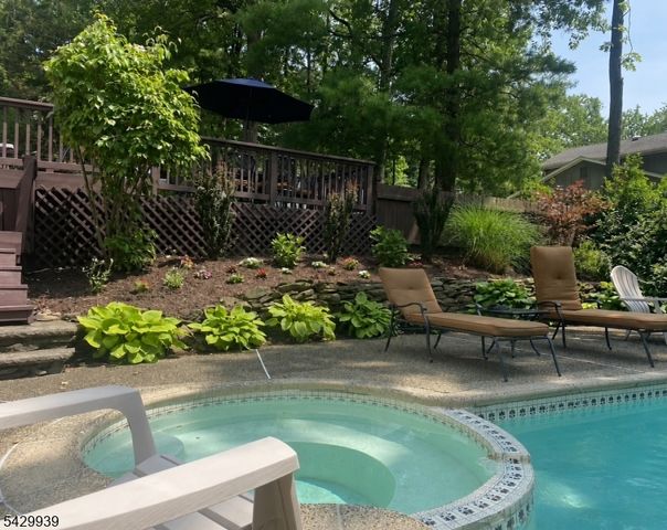 12 Wildwood Dr, North Caldwell Boro, NJ 07006
