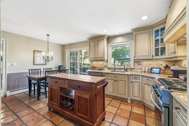 12 Wildwood Dr, North Caldwell Boro, NJ 07006