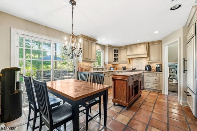 12 Wildwood Dr, North Caldwell Boro, NJ 07006