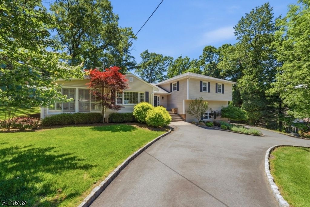 12 Wildwood Dr, North Caldwell Boro, NJ 07006 — photo 2