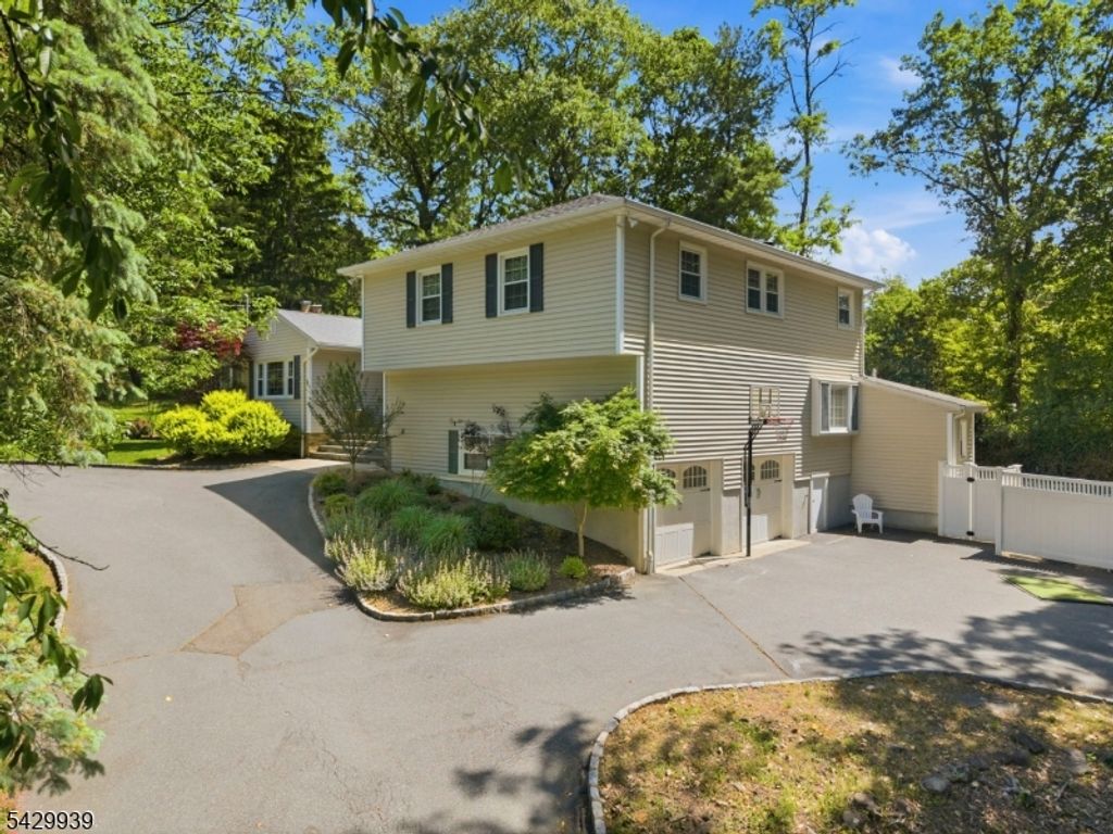 12 Wildwood Dr, North Caldwell Boro, NJ 07006 — photo 3
