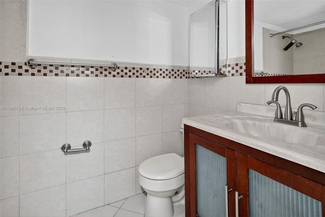 10837 NW 7th St 11-11, Miami, FL 33172