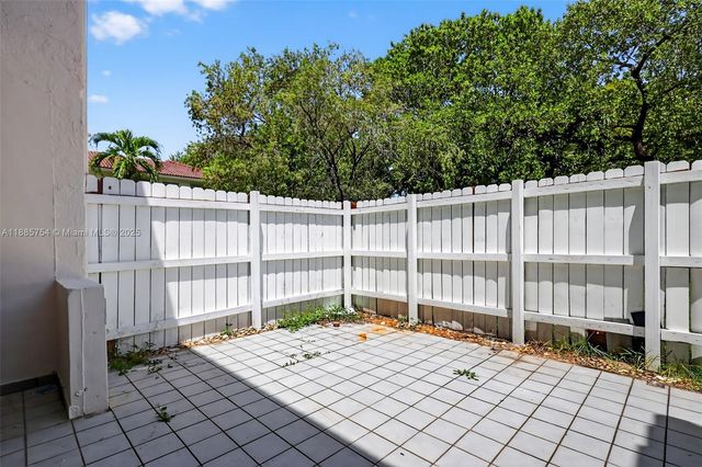 10837 NW 7th St 11-11, Miami, FL 33172