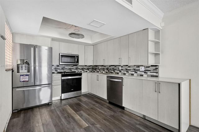10837 NW 7th St 11-11, Miami, FL 33172