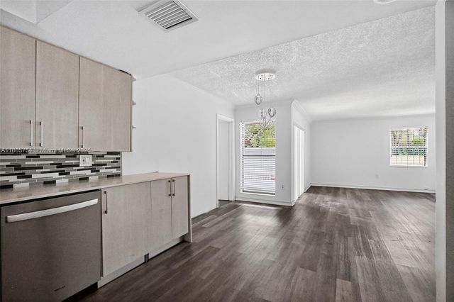10837 NW 7th St 11-11, Miami, FL 33172