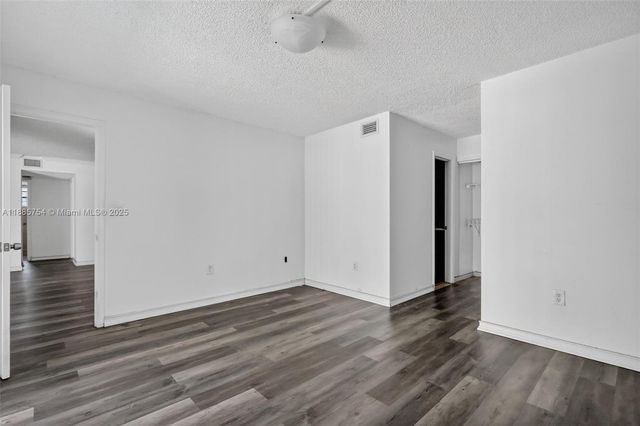 10837 NW 7th St 11-11, Miami, FL 33172