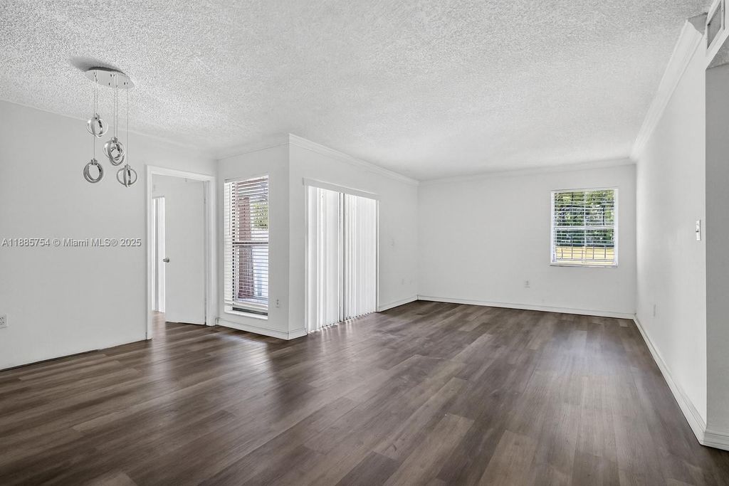 10837 NW 7th St 11-11, Miami, FL 33172