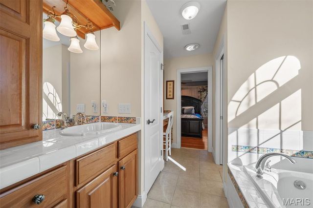 9895 E Vista Drive, Hillsboro, MO 63050