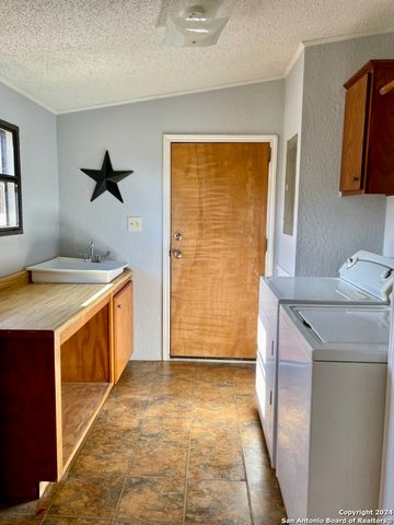 454 Overland Trail, Bandera, TX 78003