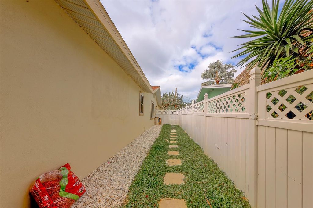 Image 40 of property listing at 2017 COVE DRIVE, Largo, FL 33774