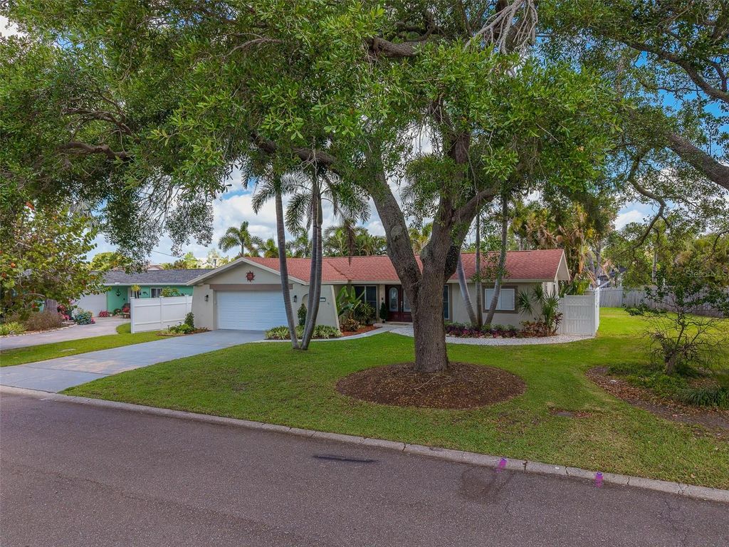 Image 52 of property listing at 2017 COVE DRIVE, Largo, FL 33774