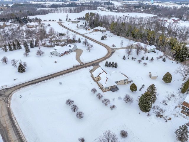 3011 Rolling Hills DRIVE, Manitowoc, WI 54220