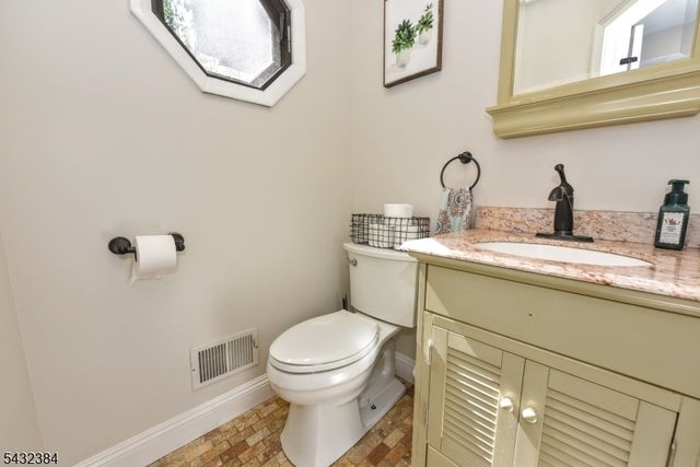 15 Brookside Hts B, Wanaque Boro, NJ 07465