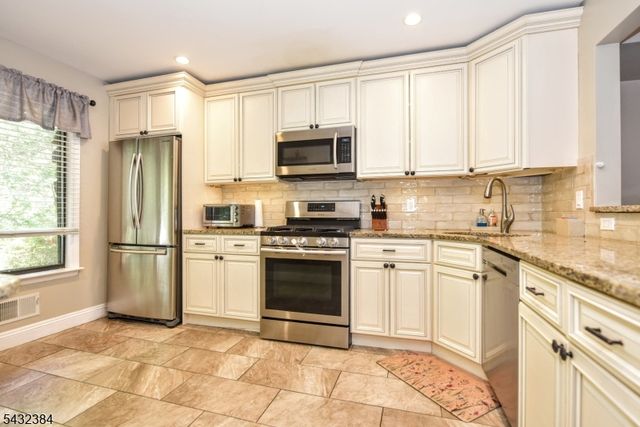 15 Brookside Hts B, Wanaque Boro, NJ 07465