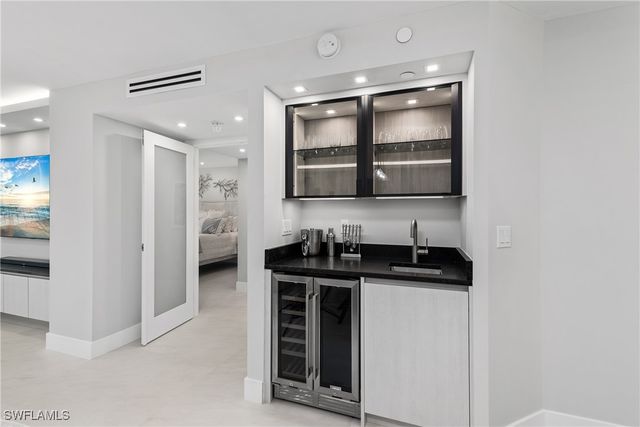 21 Bluebill AVE B-302, Naples, FL 34108