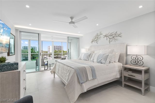 21 Bluebill AVE B-302, Naples, FL 34108