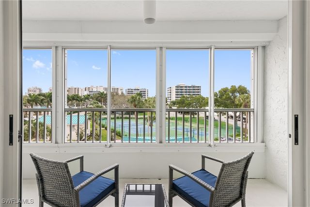 21 Bluebill AVE B-302, Naples, FL 34108