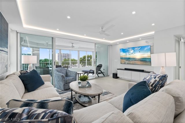 21 Bluebill AVE B-302, Naples, FL 34108